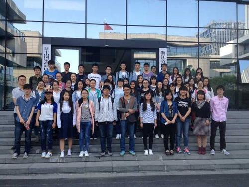 色情图
遥感地学系师生参观浙江省地理信息产业园