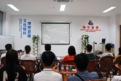 色情图
学子正在观看庆祝新中国成立70周年阅兵仪式